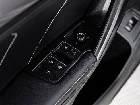 Used 2022 Volkswagen Tiguan SE image 48