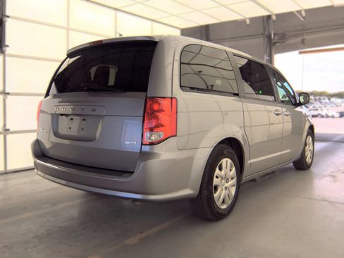Used 2018 Dodge Grand Caravan SE w/ UConnect Hands-Free Group FWD image 4