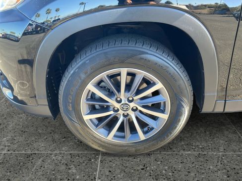 Used 2019 Toyota Highlander XLE image 14