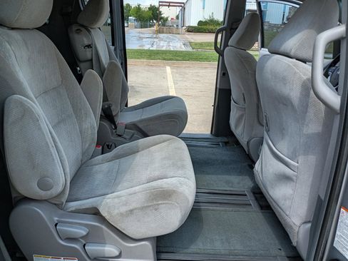 Used 2017 Toyota Sienna LE image 16