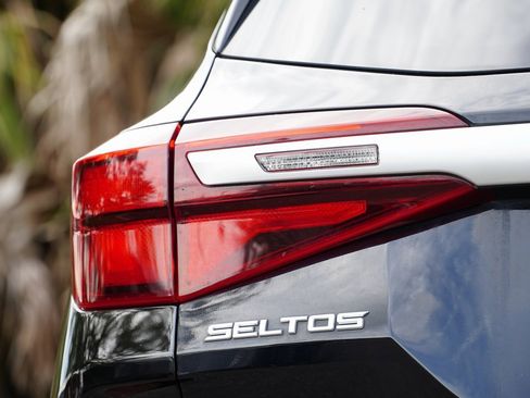 Used 2022 Kia Seltos LX image 7