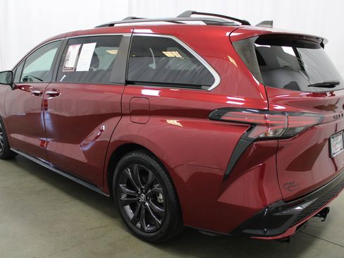 Used 2022 Toyota Sienna XSE image 6