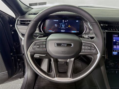 Used 2025 Jeep Grand Cherokee Laredo X w/ Luxury Tech Group I image 12