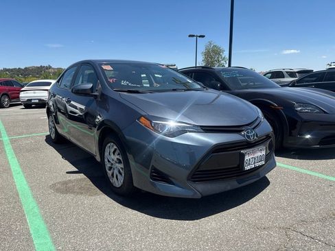 Used 2018 Toyota Corolla LE FWD image 3