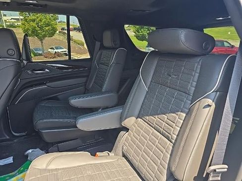 Used 2024 Cadillac Escalade Premium Luxury Platinum AWD/4WD image 11