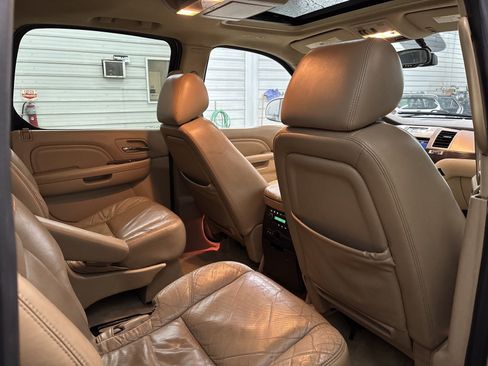 Used 2011 Cadillac Escalade ESV Premium image 33