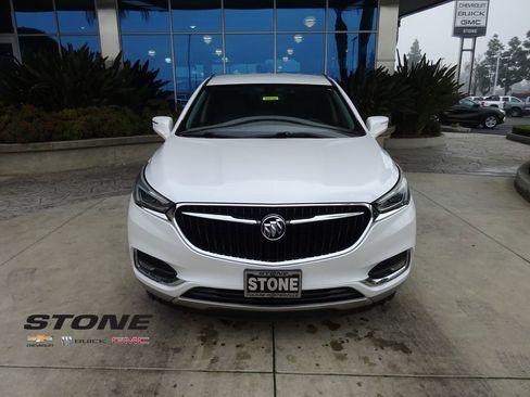 Used 2018 Buick Enclave Essence image 2