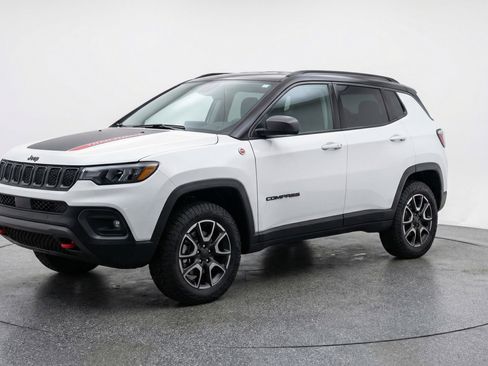 Used 2025 Jeep Compass Trailhawk AWD/4WD image 3