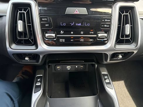 Used 2023 Kia Sorento EX AWD/4WD image 16