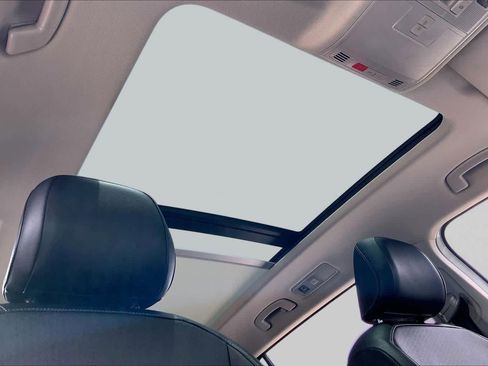 Used 2018 Volkswagen Tiguan SE w/ Panoramic Sunroof Package FWD image 14