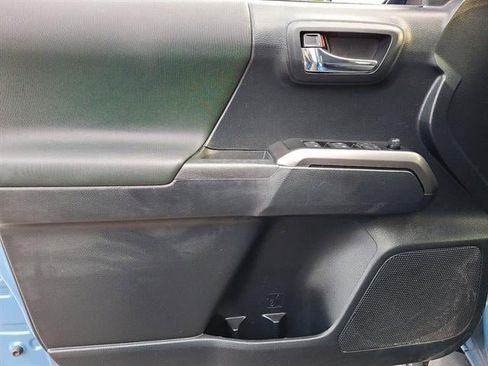 Used 2019 Toyota Tacoma TRD Sport image 12