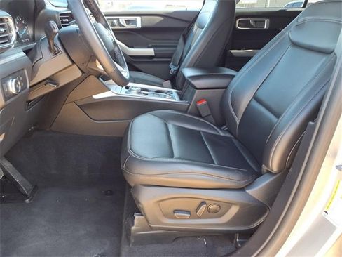 Used 2022 Ford Explorer XLT w/ Equipment Group 202A image 9