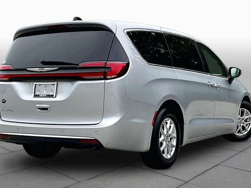 Used 2023 Chrysler Pacifica Touring-L FWD image 13