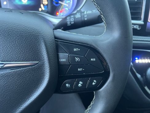 Used 2022 Chrysler Pacifica Touring-L w/ S Appearance Package image 17