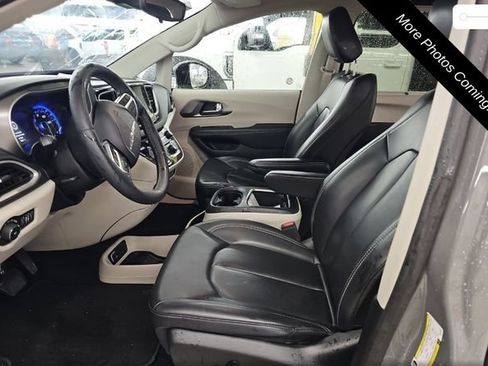 Used 2023 Chrysler Pacifica Touring-L FWD image 6