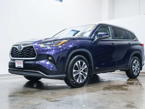 Used 2023 Toyota Highlander XLE AWD/4WD image 3