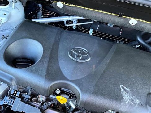 Used 2022 Toyota Venza XLE image 27