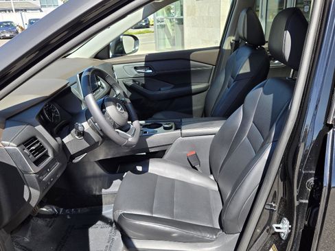 Used 2023 Nissan Rogue SV w/ SV Premium B Package image 4