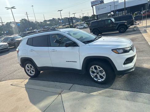 Used 2025 Jeep Compass Latitude AWD/4WD image 4