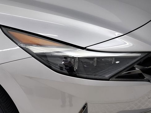 Used 2023 Hyundai Elantra Limited image 3