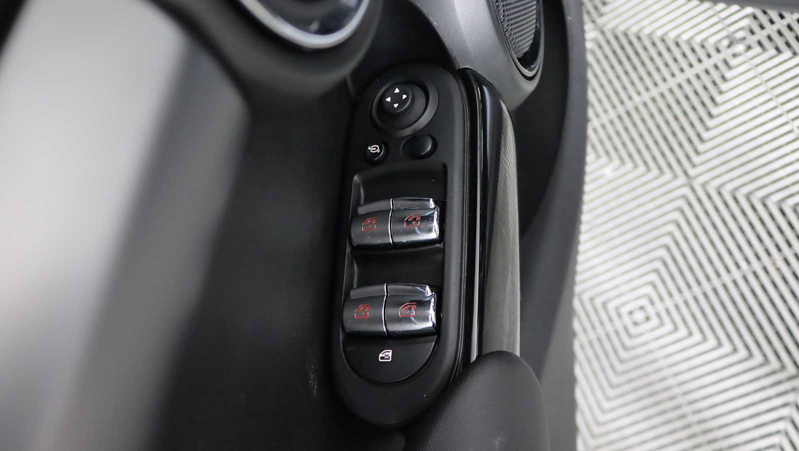Used 2024 MINI Cooper 4-Door Hardtop FWD image 12