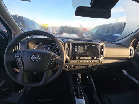 Certified 2025 Nissan Frontier SL image 9