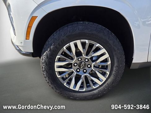 Certified 2025 Chevrolet Suburban Z71 AWD/4WD image 11