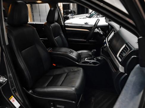 Used 2018 Toyota Highlander XLE FWD image 37