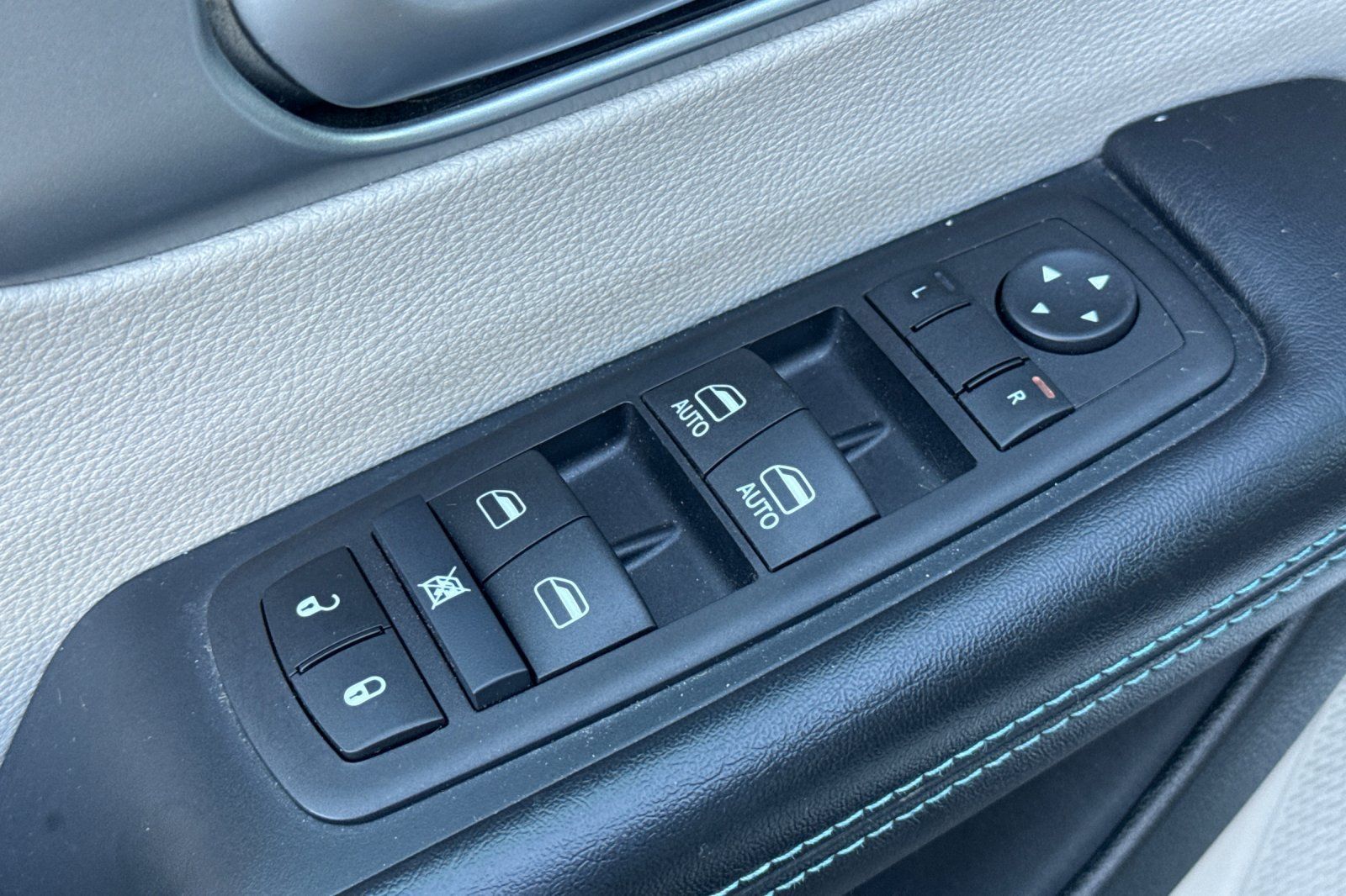 Used 2018 Chrysler Pacifica Touring-L FWD image 13