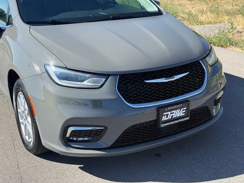 Used 2023 Chrysler Pacifica Touring-L FWD image 3