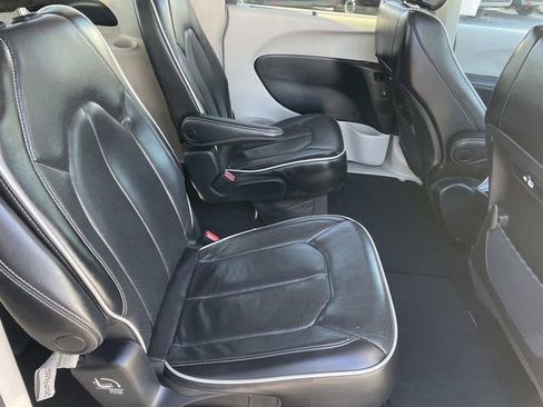 Used 2023 Chrysler Pacifica Limited image 33