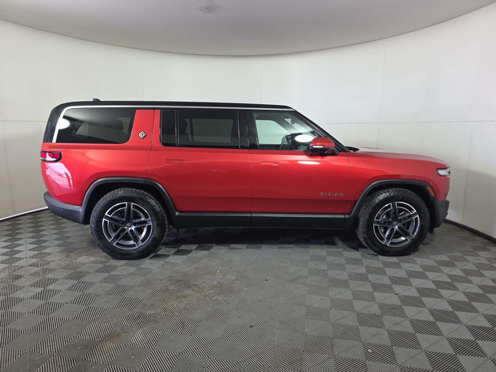Used 2025 Rivian R1S Adventure Dual AWD/4WD image 6