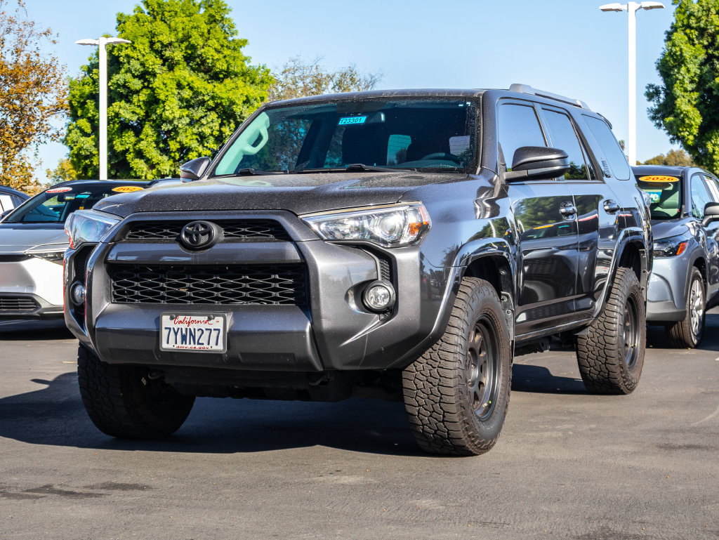 Used 2017 Toyota 4Runner SR5 AWD/4WD image 3