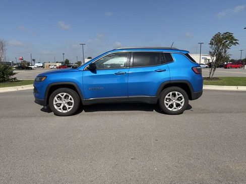 Used 2024 Jeep Compass Latitude AWD/4WD image 2