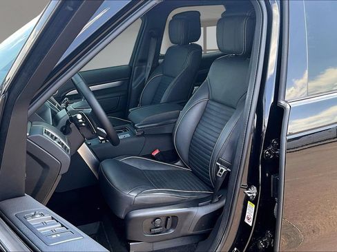 Used 2024 Land Rover Discovery Dynamic SE AWD/4WD image 25
