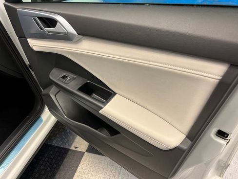 Used 2025 Volkswagen Taos SE image 11