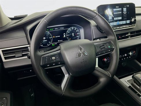 Used 2024 Mitsubishi Outlander SE image 12