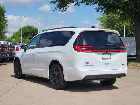 New 2026 Chrysler Pacifica Select image 4