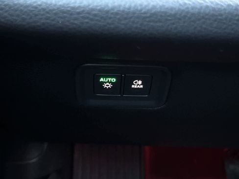 Used 2025 Porsche Cayenne image 30