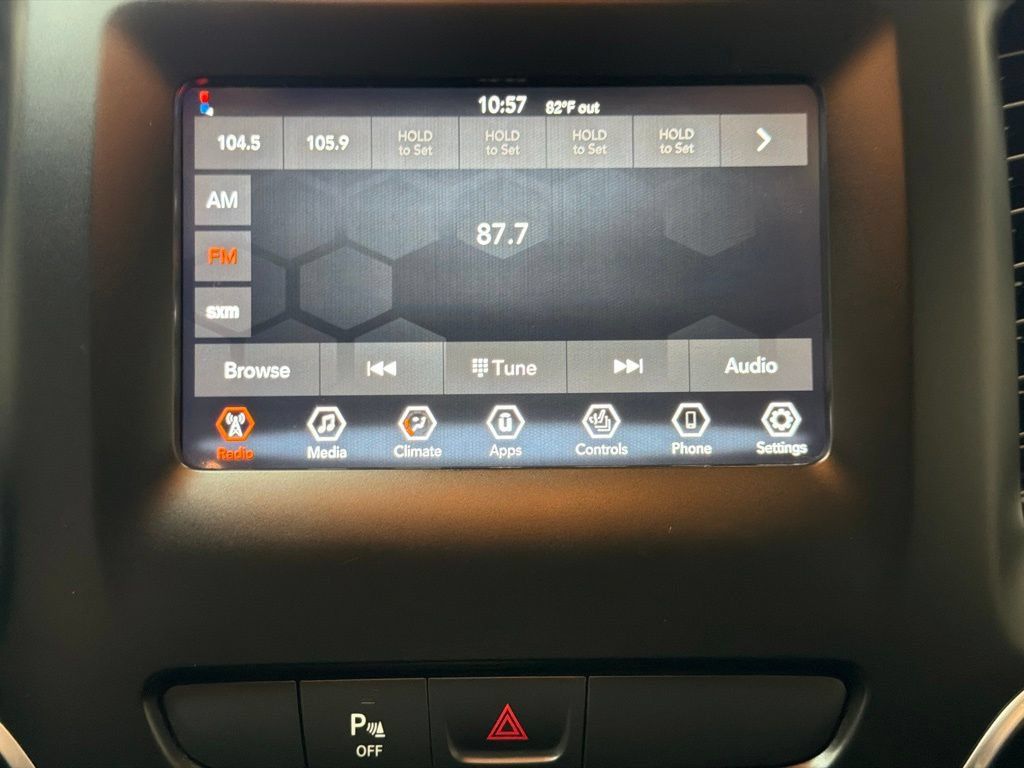 Used 2019 Jeep Cherokee Latitude Plus w/ Cold Weather Group AWD/4WD image 15