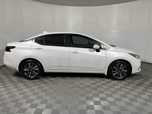 Used 2022 Nissan Versa SV FWD image 9