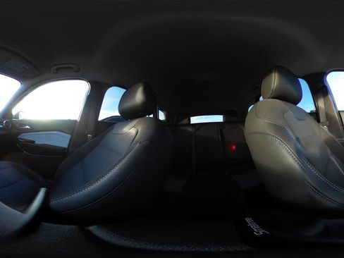 Used 2025 Chevrolet Trax LT w/ LT Convenience Package image 40