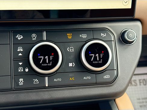 New 2026 Land Rover Defender 110 X-Dynamic SE AWD/4WD image 32