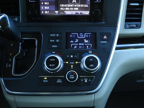Used 2017 Toyota Sienna XLE image 18