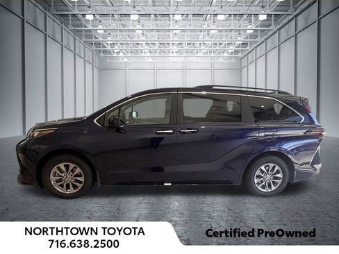 Used 2025 Toyota Sienna XLE AWD/4WD image 3