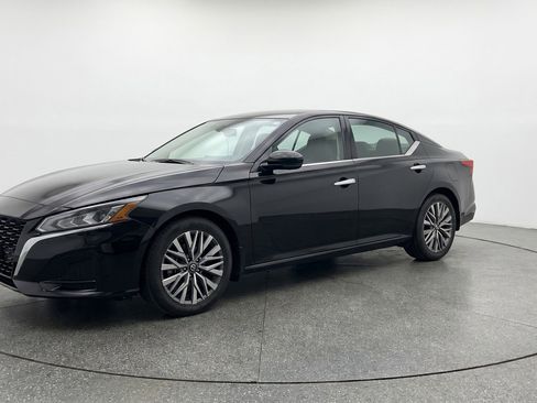 Used 2025 Nissan Altima 2.5 SV FWD image 3