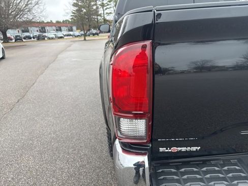 Used 2022 Toyota Tacoma SR5 image 10