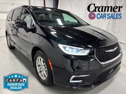 Used 2025 Chrysler Pacifica Select