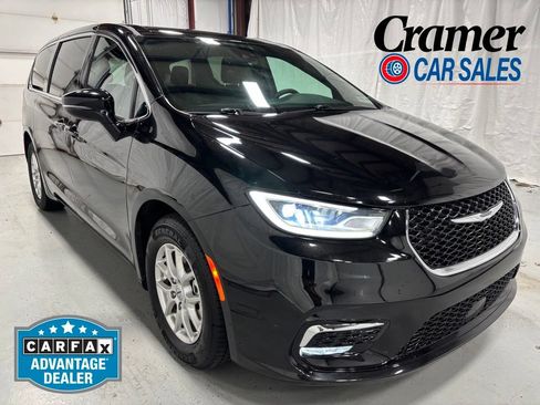 Used 2025 Chrysler Pacifica Select FWD image 1