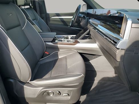 Certified 2025 Cadillac Escalade Premium Luxury image 17